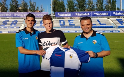 Antoni Hernández amb el tècnic Carlos López i el coordinador del filial Jordi Bransuela